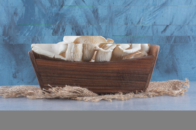 白色装满牡蛎菇的木篮细节天然食物