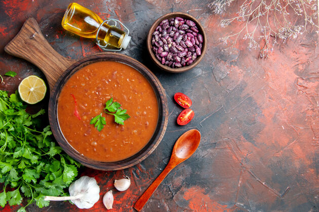 碗上图：混合色桌子上棕色砧板上的番茄汤番茄汤膳食午餐