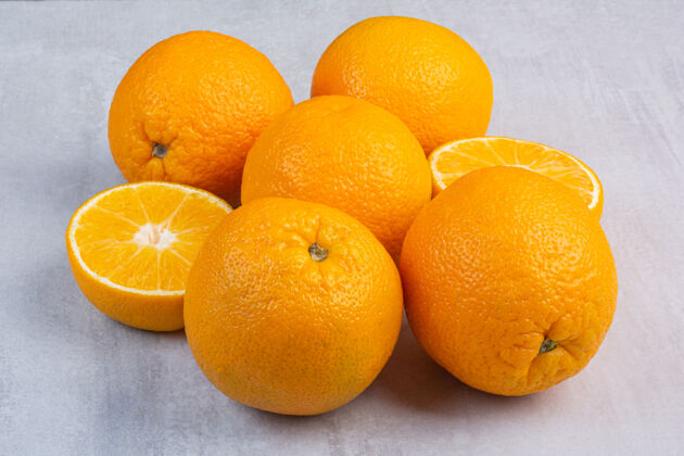 生的一堆新鲜的橙子 在大理石上天然有机新鲜