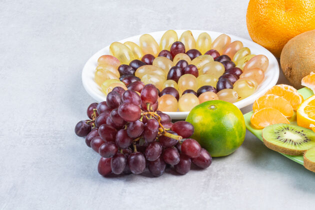葡萄新鲜水果上碟 上拌猕猴桃美味盘子