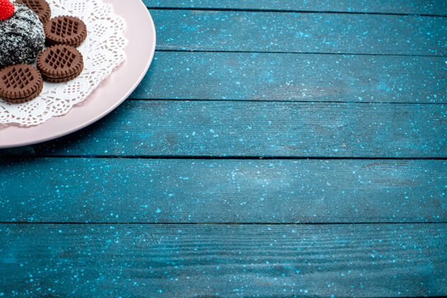 茶正面图美味的巧克力饼干 蓝色桌子上有巧克力蛋糕可可茶甜饼干饼干可可旧的巧克力