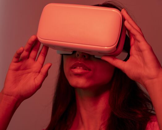 娱乐红灯中的女人用虚拟现实耳机水平乐趣红灯