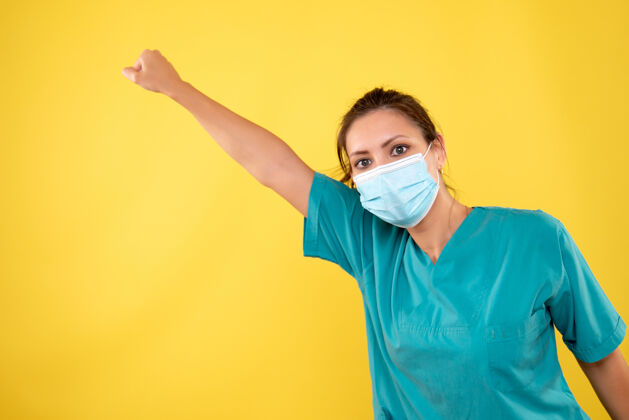 视图黄色背景上戴着防护面具的女医生的前视图面具健康肖像