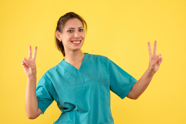 衬衫前视图黄色背景上穿着医用衬衫的女医生人健康成人