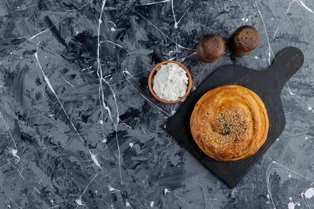 面包一块阿塞拜疆戈哈尔黑木板和一碗面粉自然面包甜点