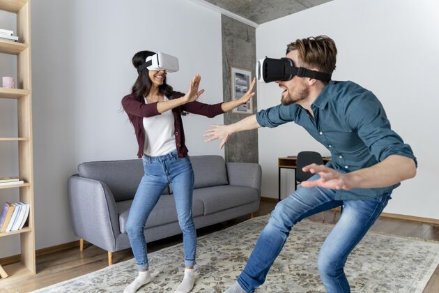 休闲男人和女人一起在家玩虚拟现实耳机虚拟现实男人家庭