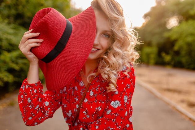 脸迷人的时尚金发微笑的女人在稻草红帽子和衬衫夏季时尚服装时尚女性女士