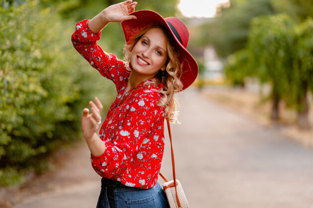 魅力漂亮迷人的时尚金发微笑的女人在稻草红色帽子和衬衫夏季时尚服装女性帽子装束