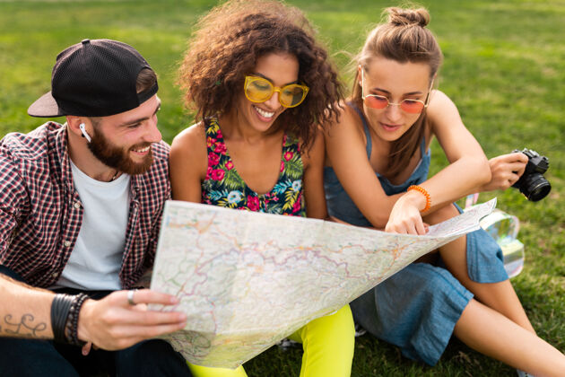 地图快乐年轻的朋友们一起坐公园旅游 看地图观光 男女同乐旅游女人旅游