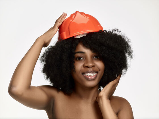 职业戴着橙色头盔的自信女工画像成功微笑非洲