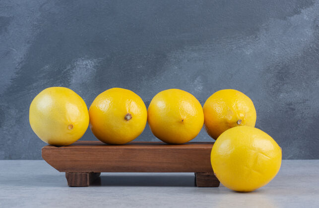 茶一堆有机柠檬放在木板上块特写水果
