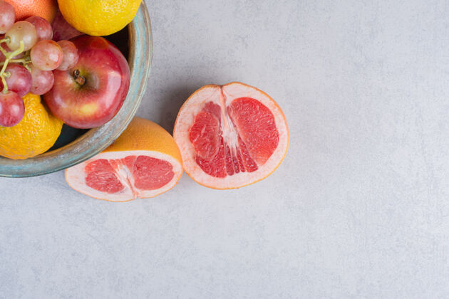 健康新鲜时令水果苹果葡萄和葡萄柚在碗里 灰色背景葡萄柚多种浆果