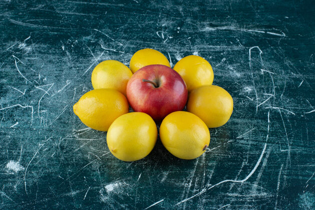 新鲜大理石桌上有多汁的柠檬和红苹果新鲜苹果成熟