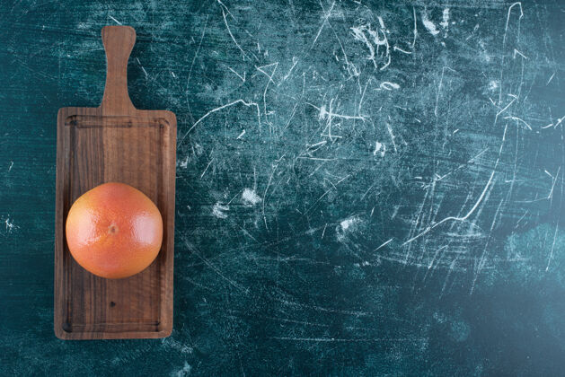 热带在木板上放一个美味的橘子柑橘砧板有机