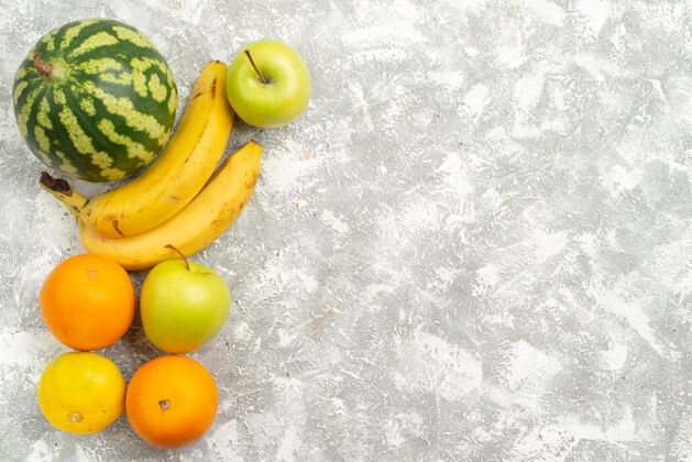 西瓜顶视图新鲜水果组成苹果西瓜和香蕉白色背景新鲜醇厚水果成熟颜色维生素顶部生的苹果