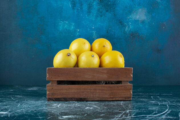 酸的酸黄柠檬装在木箱里食品成熟的片