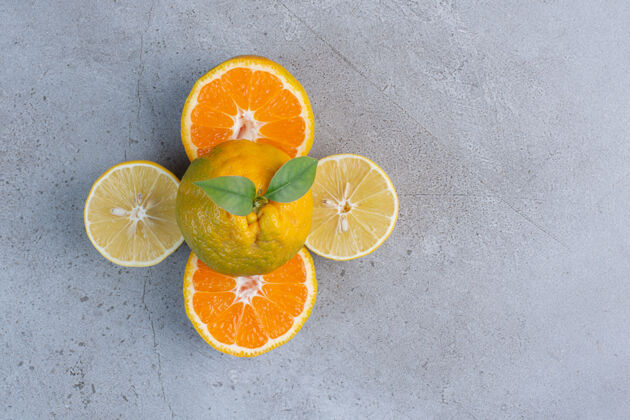 配料整个橘子放在柠檬上 橘子片放在大理石背景上柑橘饮食美味