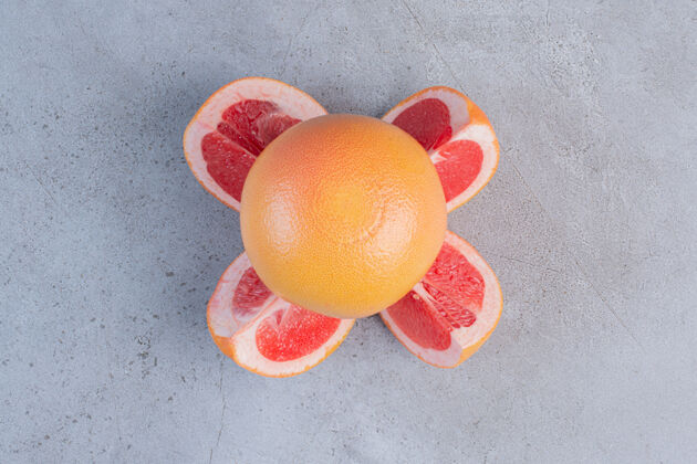 美味在大理石背景上展示了切片和整片葡萄柚美味营养健康