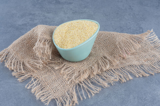 好吃的一碗米饭在毛巾上 在大理石背景上米饭毛巾碗