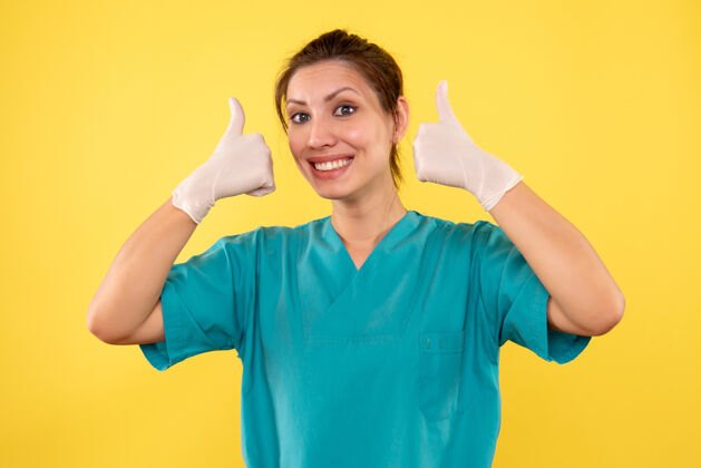 女医生前视图黄色背景上戴白手套的女医生医疗病毒休闲