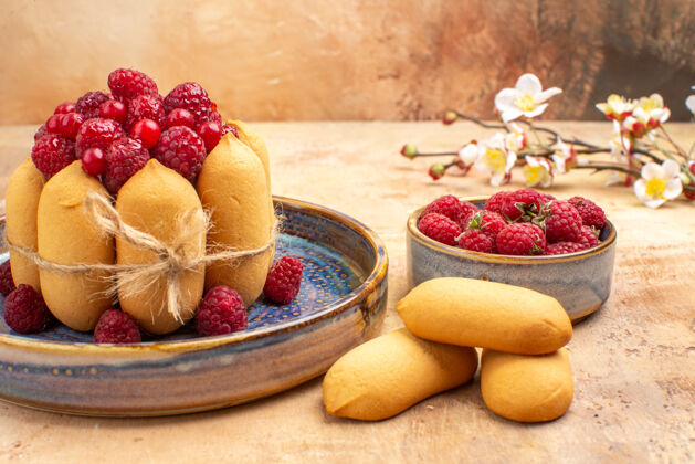 可食用水果混色桌上新鲜出炉的带水果和饼干花的软蛋糕的水平视图饮食饼干软蛋糕