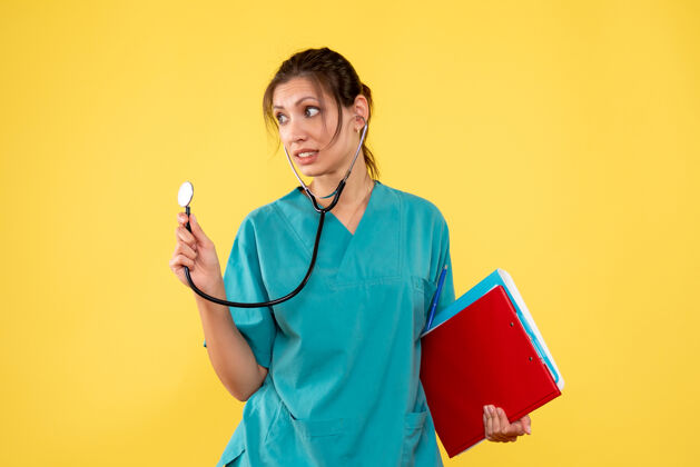 医疗前视图穿着医用衬衫的女医生 黄色背景上有听诊器和注释黄色情绪医生