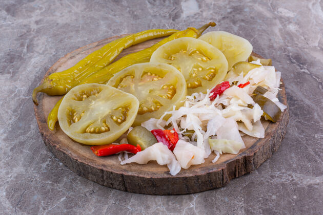 蔬菜各种蔬菜罐头放在木板上 放在大理石上酸菜美味料理