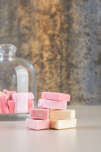 堆粉红色和黄色牙龈的特写照片风味糖果垃圾