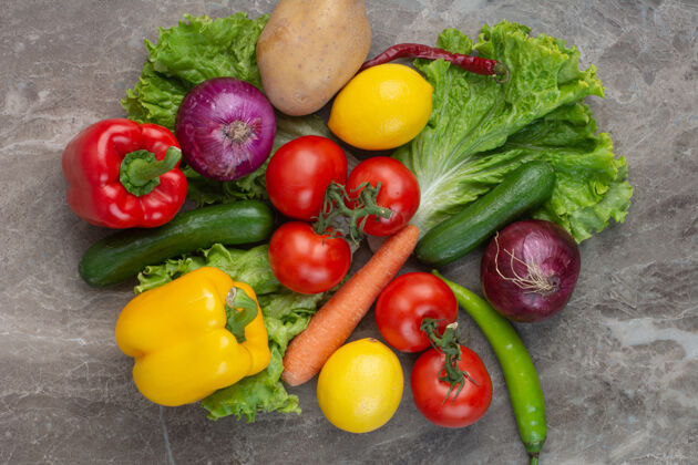 蔬菜大理石背景上有很多新鲜蔬菜好吃土豆食物