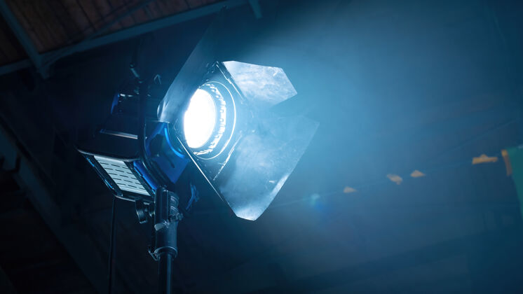 灯具专业的灯光设备对电影集的烟雾在空气中照明技术设备