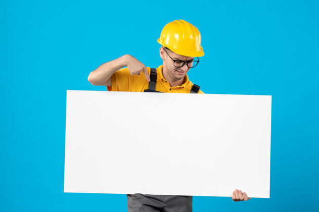 帽子身穿黄色制服 蓝色平面图的男性建筑工人的正面图计划建筑商职业