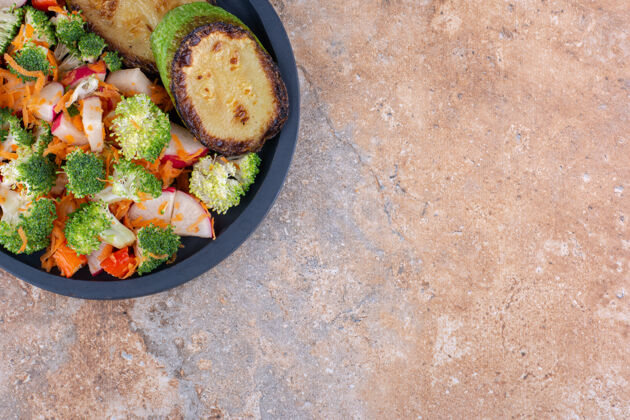 沙拉平底锅配炸西葫芦片和大理石表面的混合蔬菜沙拉萝卜西葫芦混合