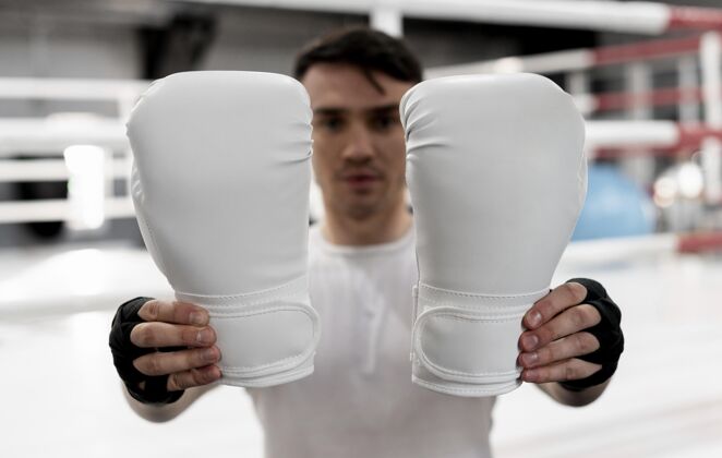 盒子拳击运动员手持模拟手套训练运动员男性运动