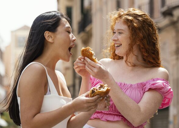 顾客最好的朋友一起吃街边小吃女人街头食品城市