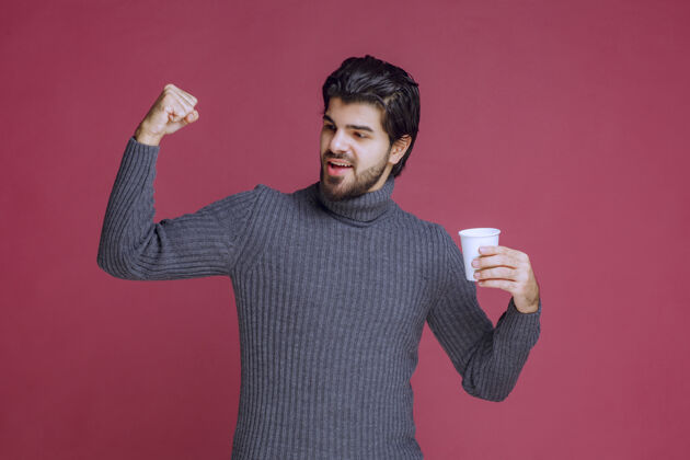 人体模特男人拿着一个一次性咖啡杯 感觉充满力量和活力促销服装人