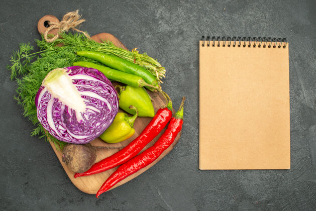 沙拉新鲜的红色卷心菜切片俯视图蔬菜卷心菜洋葱