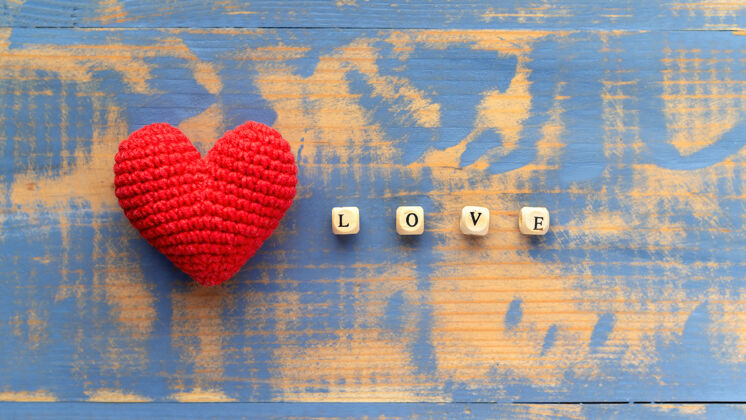 形状手工编织的红心与木制字母组成的爱顶视图乡村组成手