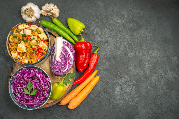 切片新鲜的红色卷心菜切片俯视图食物蔬菜红卷心菜