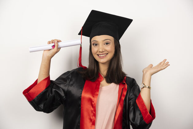 女性有文凭的应届毕业生在白色背景下感到快乐成功证书积极