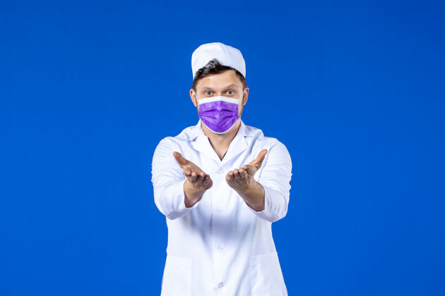 病毒身穿医疗服 蓝色面罩的男医生正面图医院药品大流行