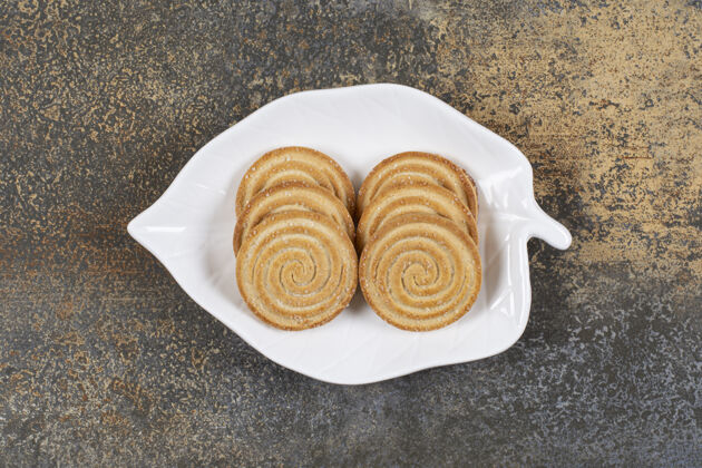 圆形一盘芝麻饼干放在大理石桌上饼干脆的饼干