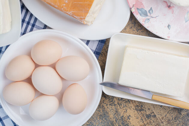桌布煮蛋和各种奶酪放在盘子里新鲜早餐食品