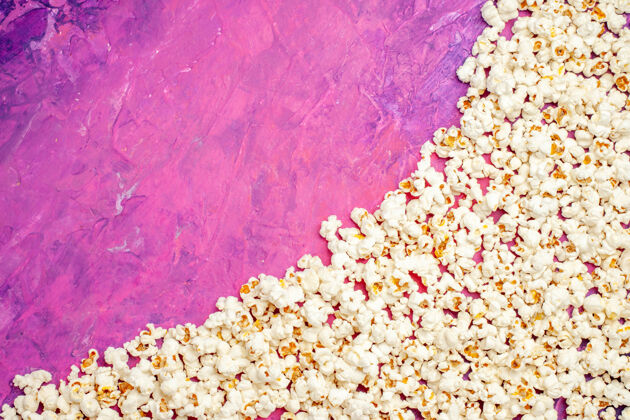 新鲜爆米花电影之夜新鲜爆米花的顶视图玉米旧的油漆