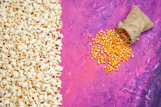 效果电影之夜新鲜爆米花的顶视图旧的材料玉米
