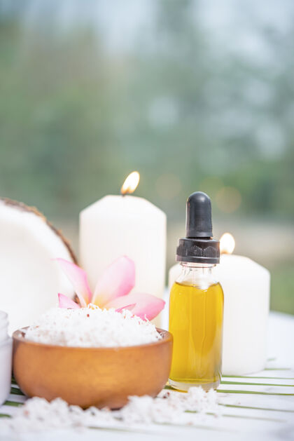 奶油椰子油 热带树叶和新鲜椰子轻木表面的spa椰子产品健康芳香疗法油
