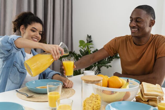 餐桌快乐的黑人家庭概念 以女人为伴侣爱早餐孩子