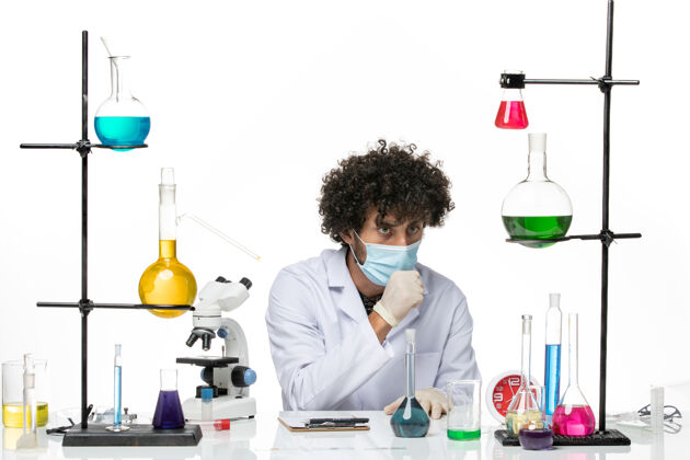 医学正面图：男化学家穿着医疗服 戴着口罩 在白色区域咳嗽实验室科学口罩