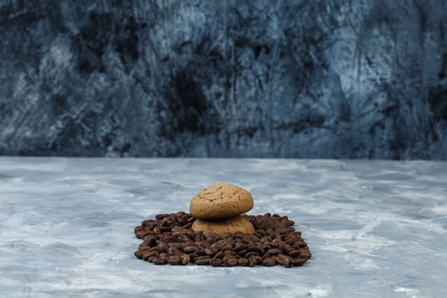 味道在深蓝色和浅蓝色大理石背景上贴上咖啡豆和饼干水平杯子意式浓缩咖啡豆类