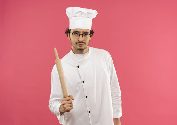 制服自信的年轻男厨师穿着厨师制服 戴着眼镜拿着擀面杖眼镜年轻厨师