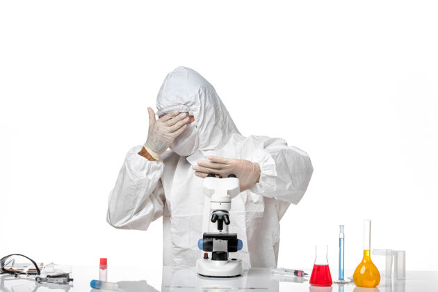 防护正面图：男医生穿着防护服 戴着面罩 白色空间工作实验服外套